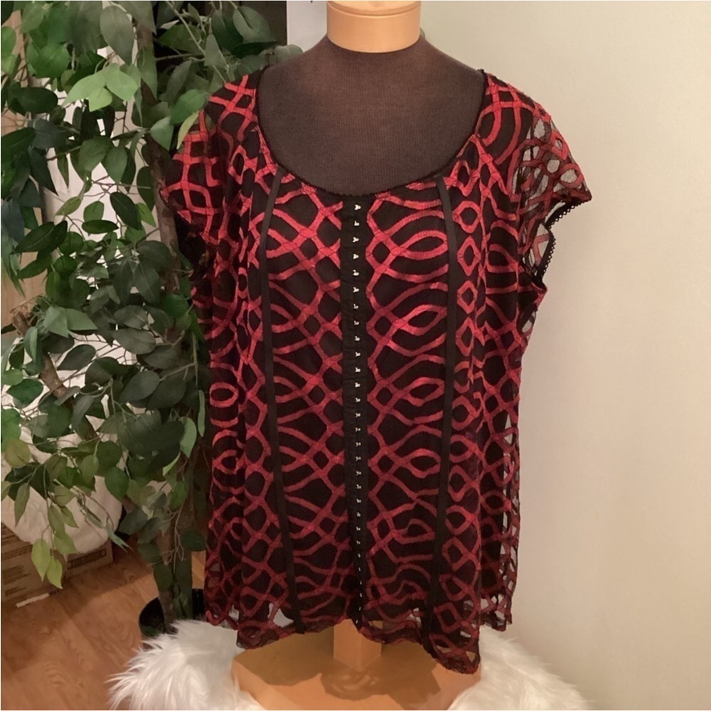 Avenue lace pullover Woman’s size 26/28 black red lined body sleeve are …